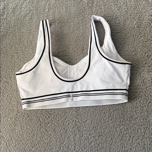 ALO Yoga Airbrush Heart Throb Bra White and Black Trim Sports Bra Size M - Picture 4 of 5
